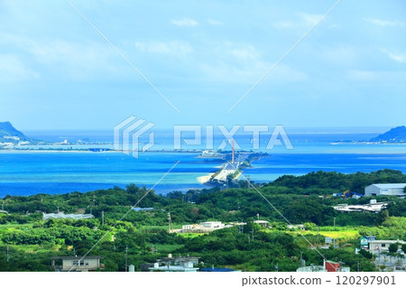 [沖繩縣] 從勝連城看到的海底道路和濱比嘉大橋 120297901