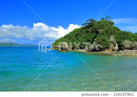 [Okinawa Prefecture] Amanji (the grave of Amamichu) is a small cave island on Hamahiga Island on a clear day 120297903