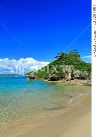 [沖繩縣]濱比嘉島上的一座岩石小島，天空晴朗，安萬寺（天道之墓） 120297907