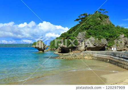 [沖繩縣]濱比嘉島上的一座岩石小島，天空晴朗，安萬寺（天道之墓） 120297909