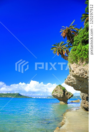 [Okinawa Prefecture] Amanji Heart Rock, a small cave island on Hamahiga Island, and Miyagi Island on a clear day 120297912