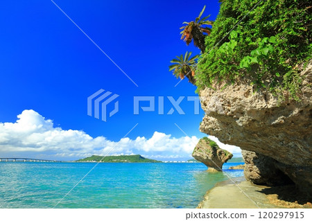 [Okinawa Prefecture] Amanji Heart Rock, a small cave island on Hamahiga Island, Miyagi Island, and Hamahiga Bridge on a clear day 120297915
