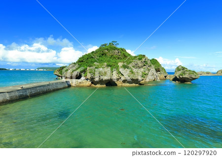 [沖繩縣]濱比嘉島上的一座岩石小島，天空晴朗，安萬寺（天道之墓） 120297920