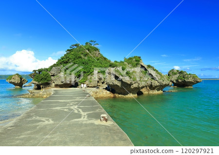[沖繩縣]濱比嘉島上的一座岩石小島，天空晴朗，安萬寺（天道之墓） 120297921