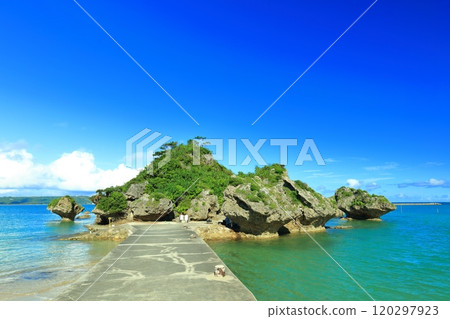 [Okinawa Prefecture] Amanji (the grave of Amamichu) is a small cave island on Hamahiga Island on a clear day 120297923