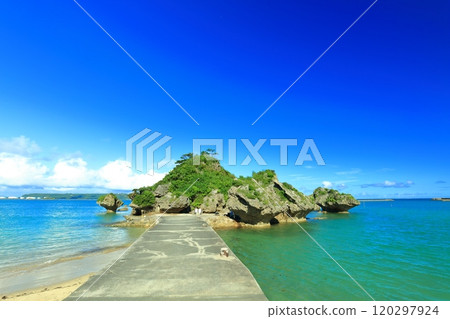 [Okinawa Prefecture] Amanji (the grave of Amamichu) is a small cave island on Hamahiga Island on a clear day 120297924