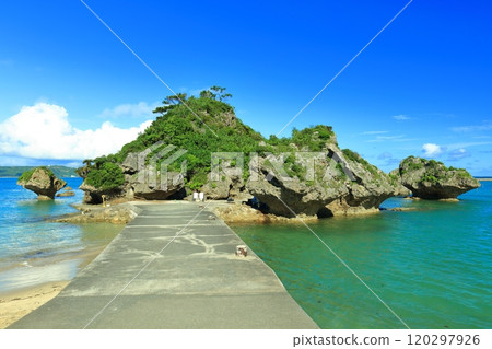 [Okinawa Prefecture] Amanji (the grave of Amamichu) is a small cave island on Hamahiga Island on a clear day 120297926