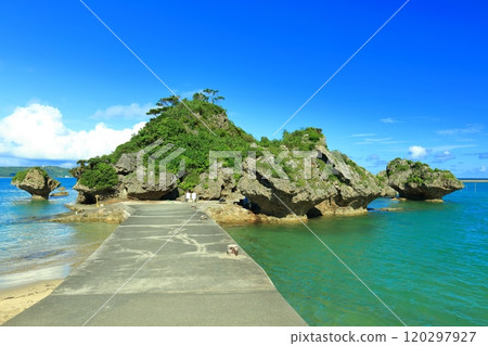 [Okinawa Prefecture] Amanji (the grave of Amamichu) is a small cave island on Hamahiga Island on a clear day 120297927