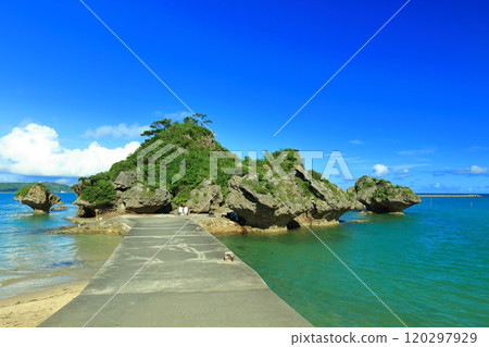 [Okinawa Prefecture] Amanji (the grave of Amamichu) is a small cave island on Hamahiga Island on a clear day 120297929