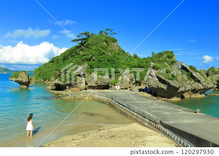 [沖繩縣]濱比嘉島上的一座岩石小島，天空晴朗，安萬寺（天道之墓） 120297930