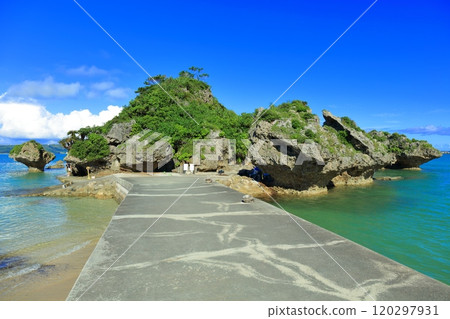 [沖繩縣]濱比嘉島上的一座岩石小島，天空晴朗，安萬寺（天道之墓） 120297931