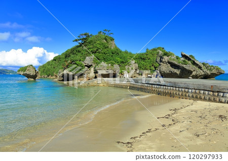 [沖繩縣]濱比嘉島上的一座岩石小島，天空晴朗，安萬寺（天道之墓） 120297933