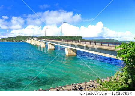 [Okinawa Prefecture] Hamahiga Bridge and Miyagi Island on a clear day 120297937