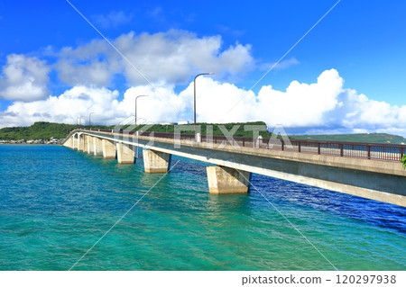 [沖繩縣]濱比嘉大橋和宮城島的晴空 120297938