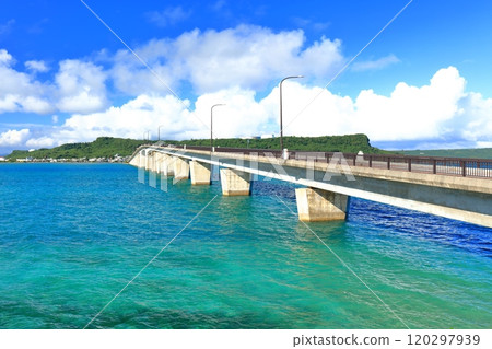 [沖繩縣]濱比嘉大橋和宮城島的晴空 120297939