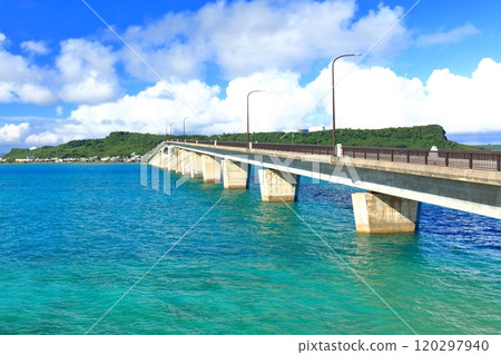 [沖繩縣]濱比嘉大橋和宮城島的晴空 120297940