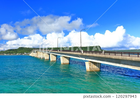 [沖繩縣]濱比嘉大橋和宮城島的晴空 120297943