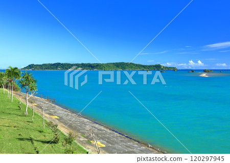 [Okinawa Prefecture] Clear skies on the underwater road beach (Okinawa ocean) 120297945