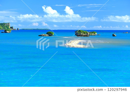 [Okinawa Prefecture] Clear skies on the underwater road beach (Okinawa ocean) 120297946
