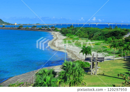 [Okinawa Prefecture] Undersea road and Hamahiga Bridge on a clear day 120297950
