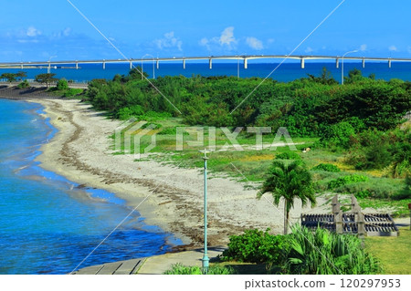 [Okinawa Prefecture] Undersea road and Hamahiga Bridge on a clear day 120297953