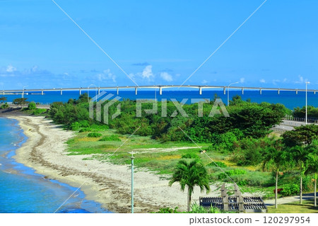[Okinawa Prefecture] Undersea road and Hamahiga Bridge on a clear day 120297954
