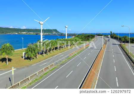 [沖繩縣] 陽光明媚的海底道路和濱比嘉大橋 120297972