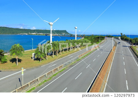 [沖繩縣] 陽光明媚的海底道路和濱比嘉大橋 120297973