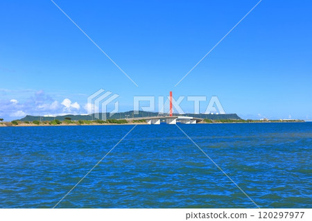 [沖繩縣] 陽光明媚的海底道路（綾橋） 120297977