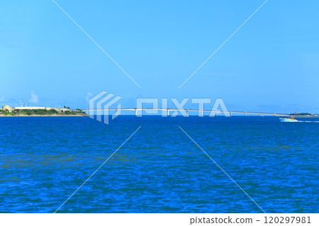 [Okinawa Prefecture] Hamahiga Bridge on a clear day 120297981