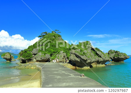 [沖繩縣]濱比嘉島上的一座岩石小島，天空晴朗，安萬寺（天道之墓） 120297987