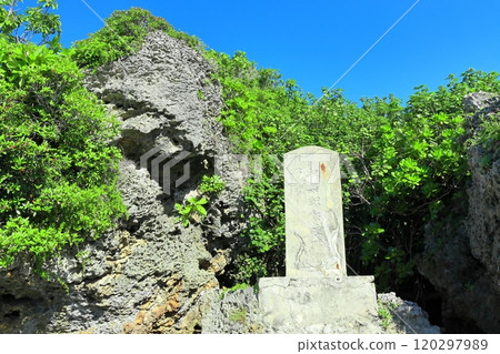 [沖繩縣] 陽光明媚的日子，濱比嘉島洞穴中的小島安滿寺的天見中墓 120297989