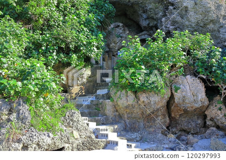 [Okinawa Prefecture] Tomb of Amamichu on the small cave island of Amanji on Hamahiga Island 120297993