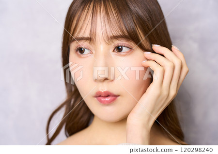 Fashion portrait of a young Japanese woman 120298240