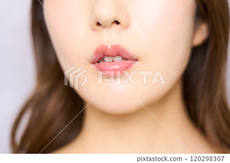 Fashion portrait of a young Japanese woman 120298307