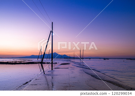 The rising Nagabeda Seabed Road, the darkening sky, and the silhouette of Mount Unzen Fugen 120299034