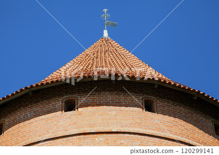 Tower roof of the Trakai Castle near Vilnius 120299141