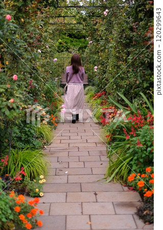 花園裡鮮花環繞的女人的後視圖 120299643
