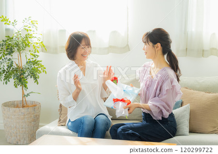 父母與孩子贈送母親節禮物 120299722