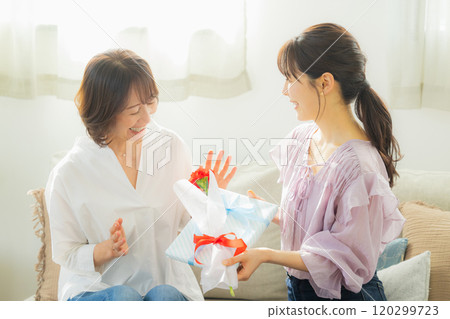 父母與孩子贈送母親節禮物 120299723