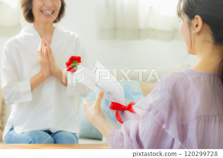 父母與孩子贈送母親節禮物 120299728