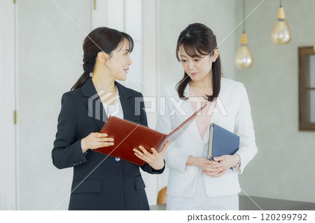 在辦公室工作的婦女 在辦公室工作的婦女 120299792