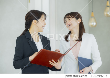 Woman working in the office Woman working in the office 120299794
