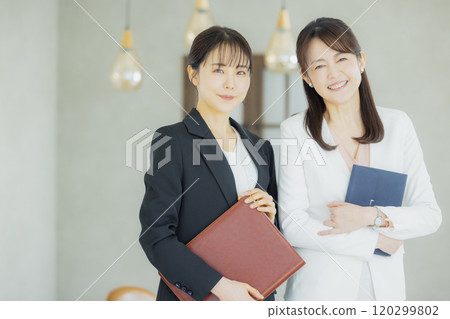 在辦公室工作的婦女 120299802