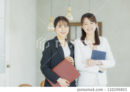在辦公室工作的婦女 120299803