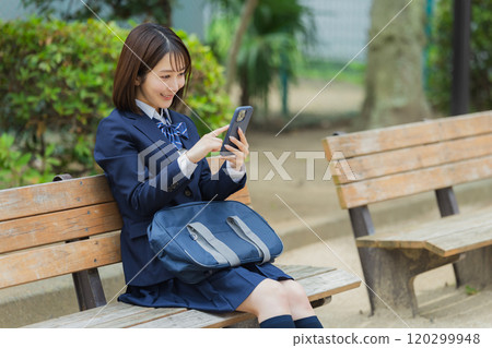 公園裡的高中女孩 120299948