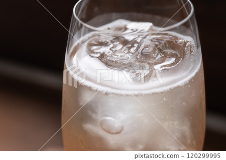 將冰倒入冰鎮的玻璃杯中 將冰倒入冰鎮的玻璃杯中 120299995
