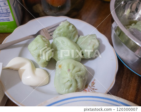 [Ukraine] Vareniki, a packaged dish made at a volunteer center in Chernihiv 120300007