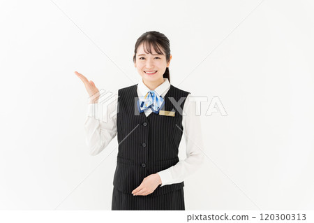 拿著制服的女商人手 120300313