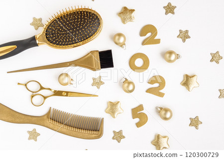 Banner with golden hairdressing tools numbers 2025. Horizontal winter holiday flatlay with hair salon accessories, Christmas balls stars . 120300729